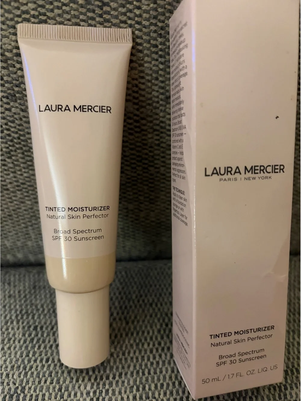Laura Mercier Pearl Tinted Moisturizer 30spf